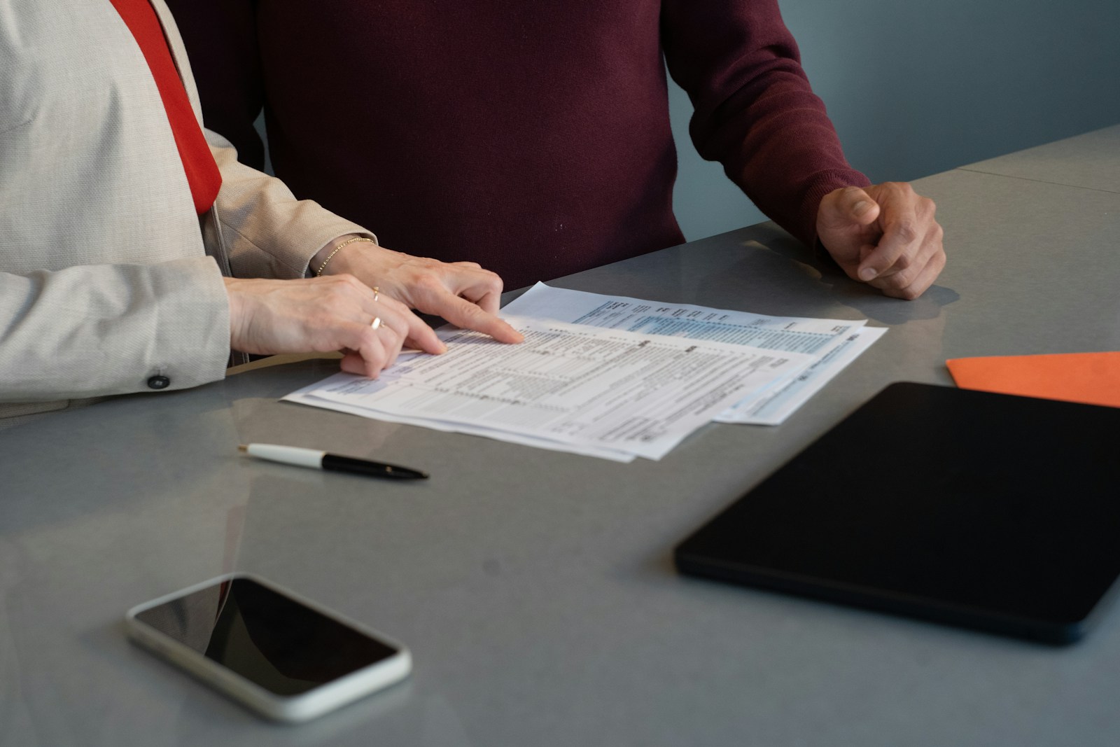 Professionisti che esaminano documenti durante una consulenza